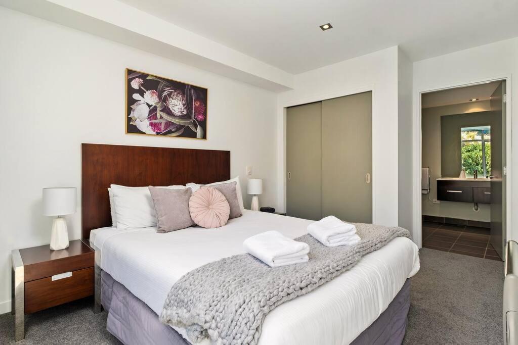 Toru - Eclectic Apartment With Delightful Lake Views Квинстаун Экстерьер фото