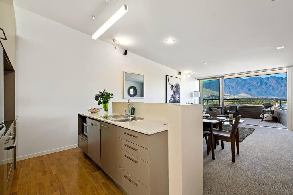 Toru - Eclectic Apartment With Delightful Lake Views Квинстаун Экстерьер фото